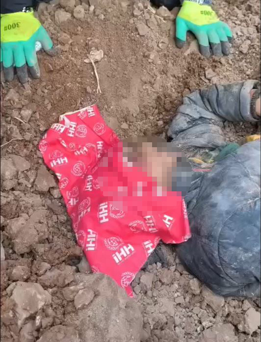  Hatay'da Kayıp olarak aranan çocuk, başından yaralı ve vücudunun bir kısmı toprağa gömülü bulundu - Görsel 8