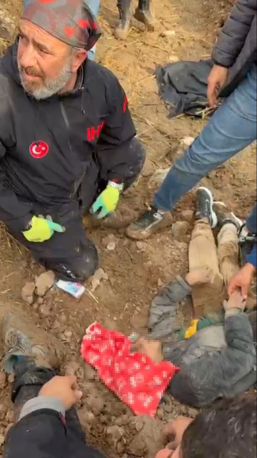  Hatay'da Kayıp olarak aranan çocuk, başından yaralı ve vücudunun bir kısmı toprağa gömülü bulundu - Görsel 10