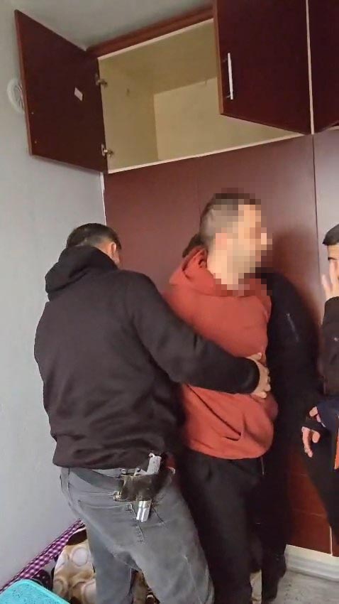 Konya - 49 suçtan aranan şüpheli, gardıropta yakalandı - Görsel 3