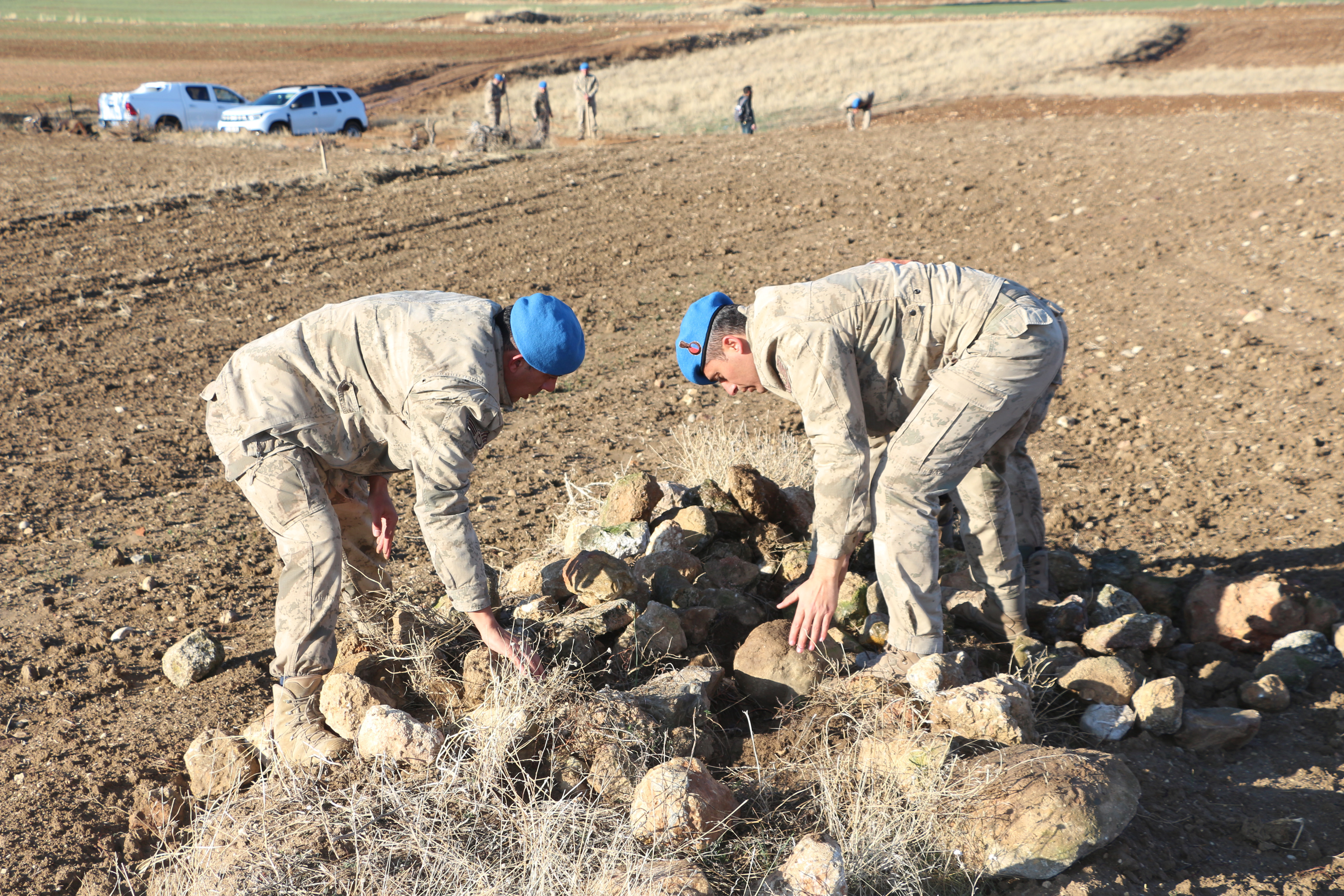 Isparta - Kesik baş ile suç aleti bıçağın bulunması için her taşın altı kontrol ediliyor - Görsel 1