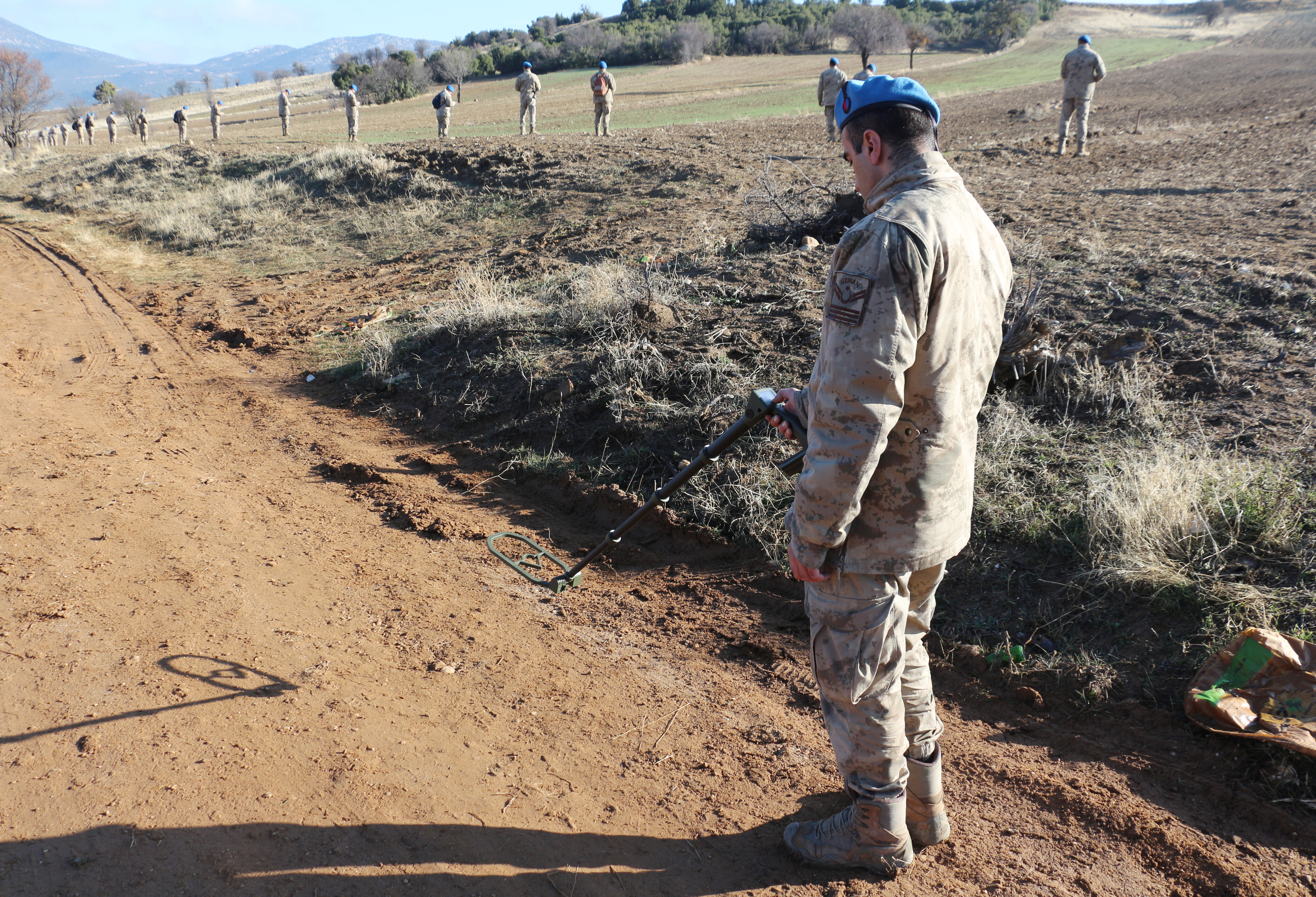 Isparta - Kesik baş ile suç aleti bıçağın bulunması için her taşın altı kontrol ediliyor - Görsel 2