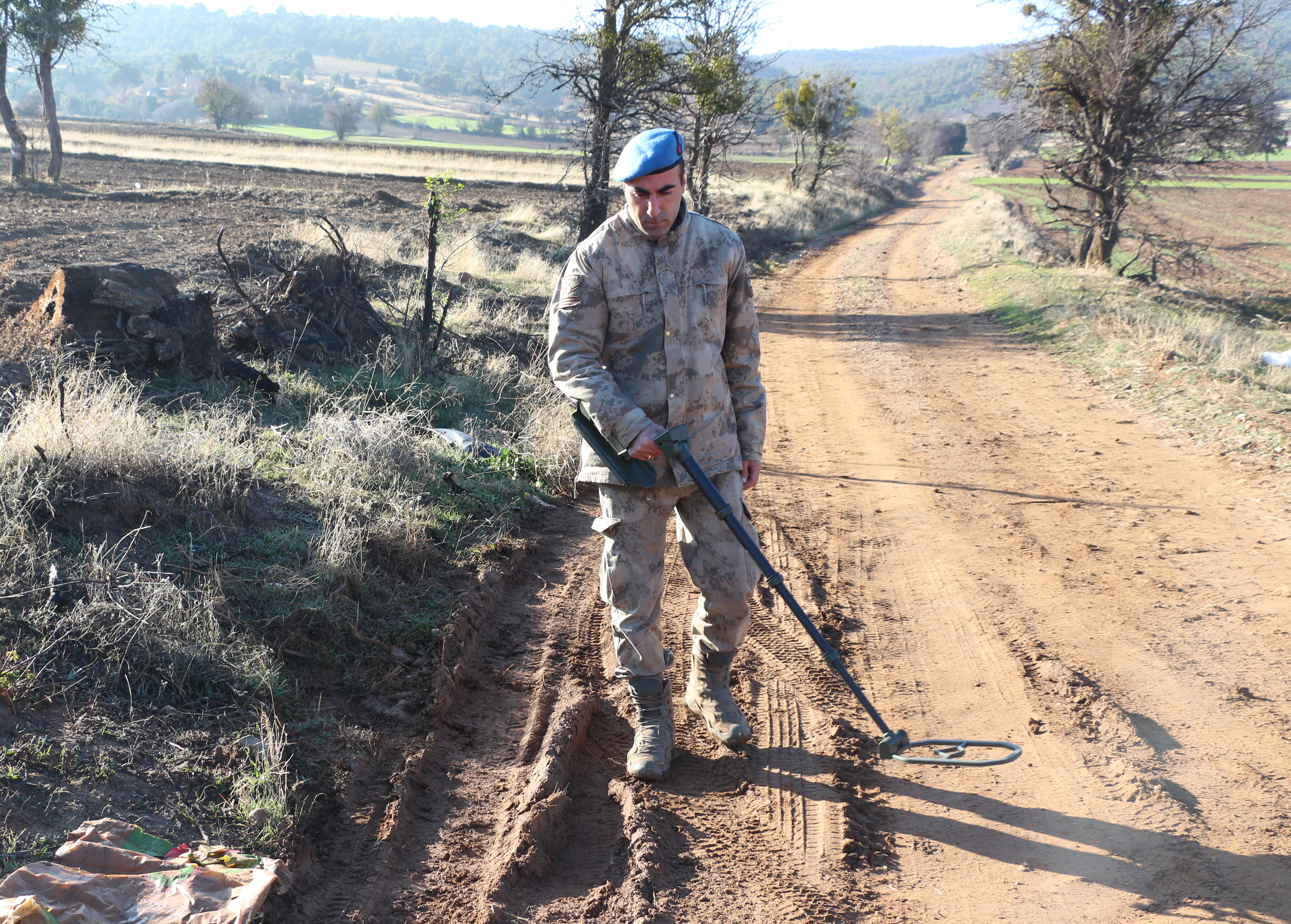 Isparta - Kesik baş ile suç aleti bıçağın bulunması için her taşın altı kontrol ediliyor - Görsel 3