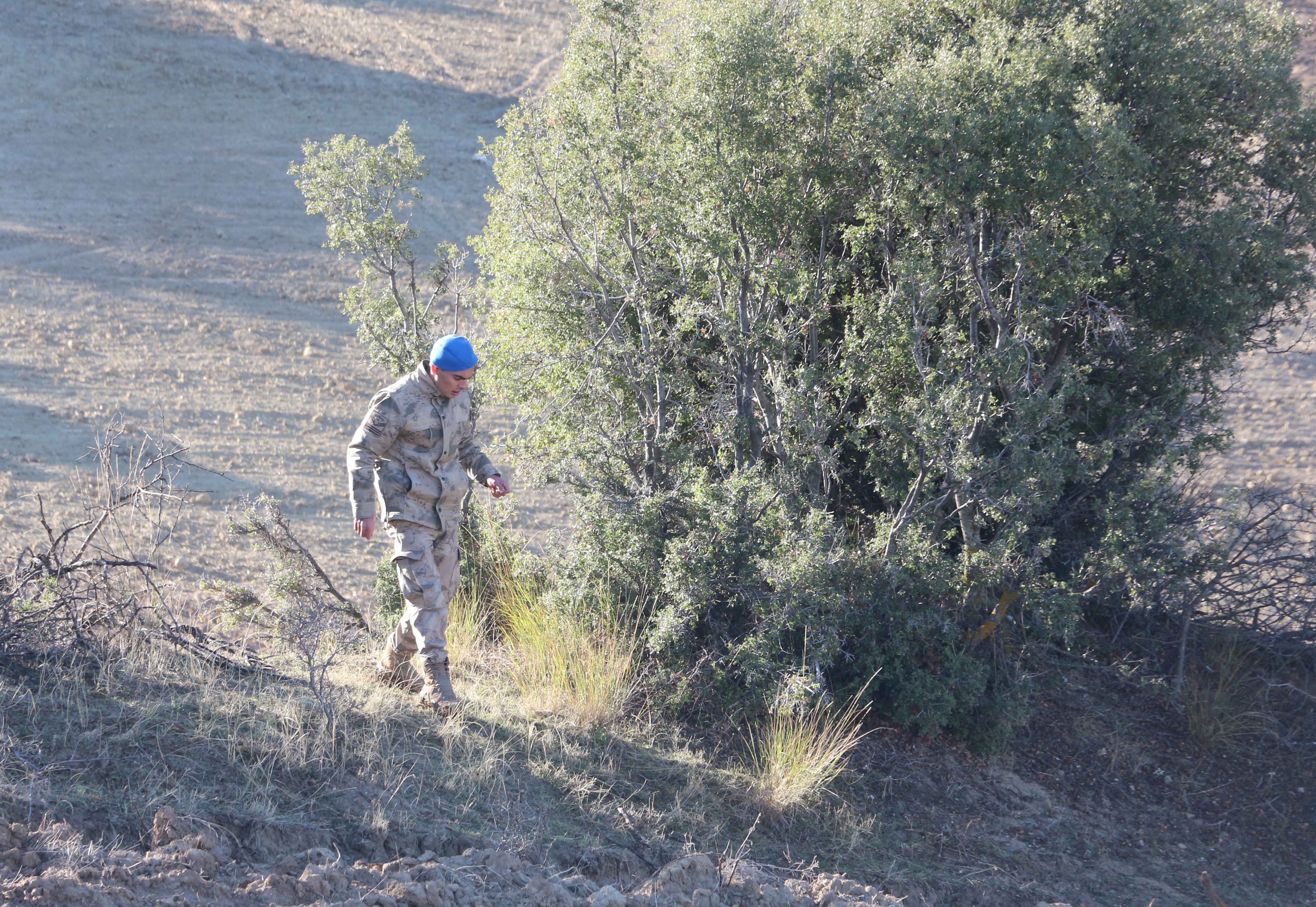 Isparta - Kesik baş ile suç aleti bıçağın bulunması için her taşın altı kontrol ediliyor - Görsel 4