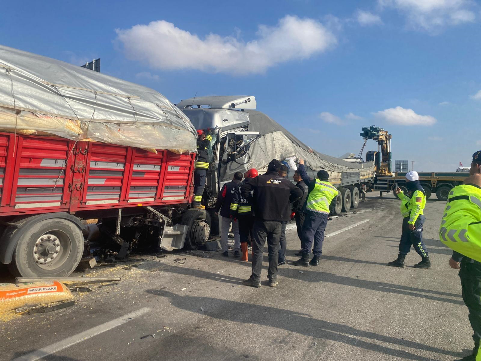 4 TIR zincirleme kazaya karıştı: 1 ölü, 2 yaralı - Görsel 2