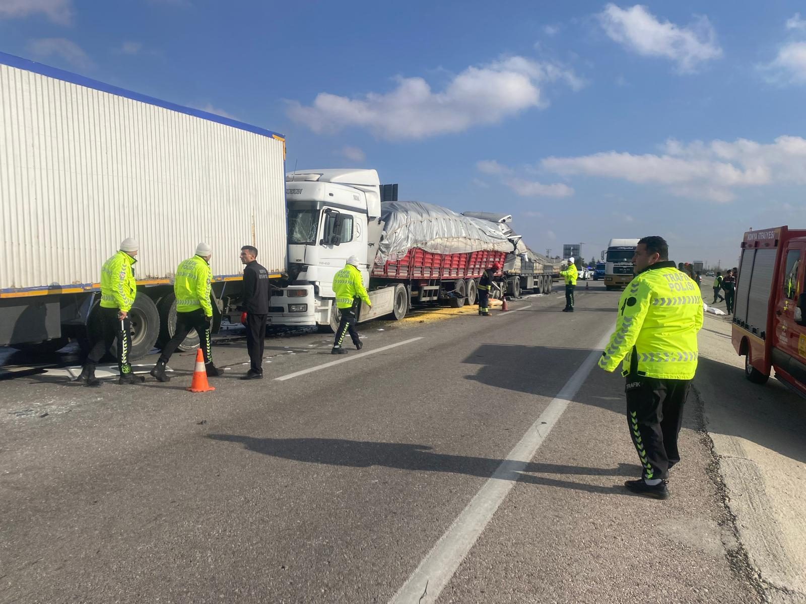 4 TIR zincirleme kazaya karıştı: 1 ölü, 2 yaralı - Görsel 4