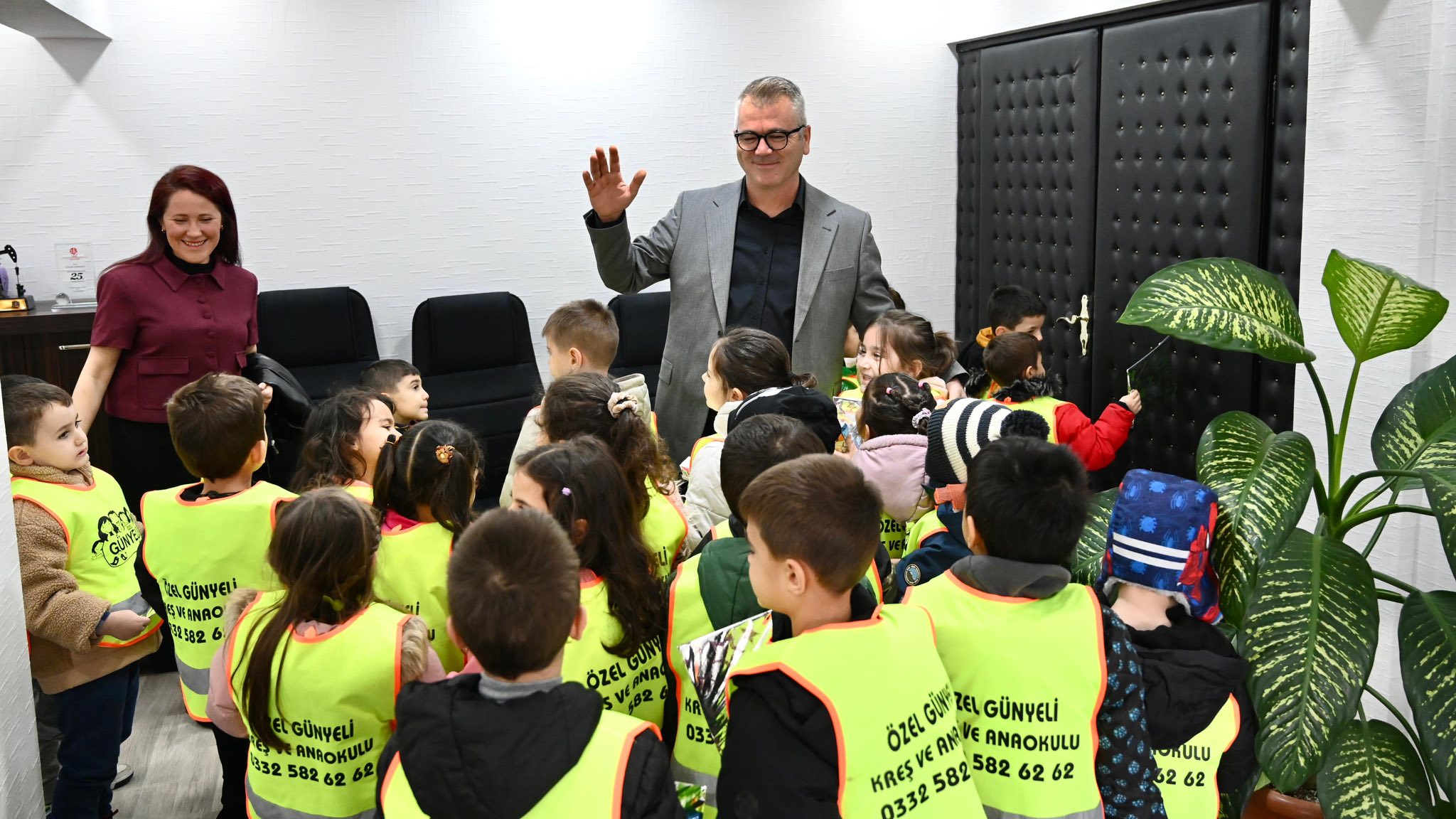 BAŞKAN USTAOĞLU, MİNİK MİSAFİRLERİNİ AĞIRLADI  - Görsel 2