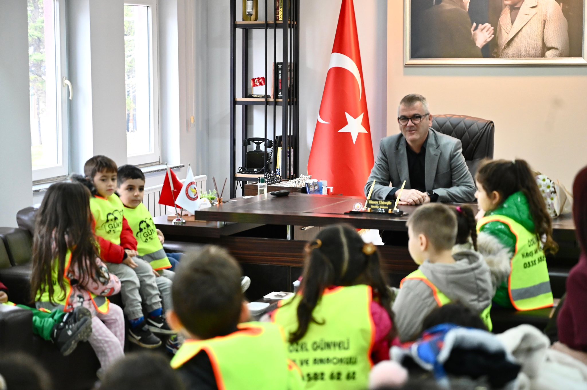 BAŞKAN USTAOĞLU, MİNİK MİSAFİRLERİNİ AĞIRLADI  - Görsel 4