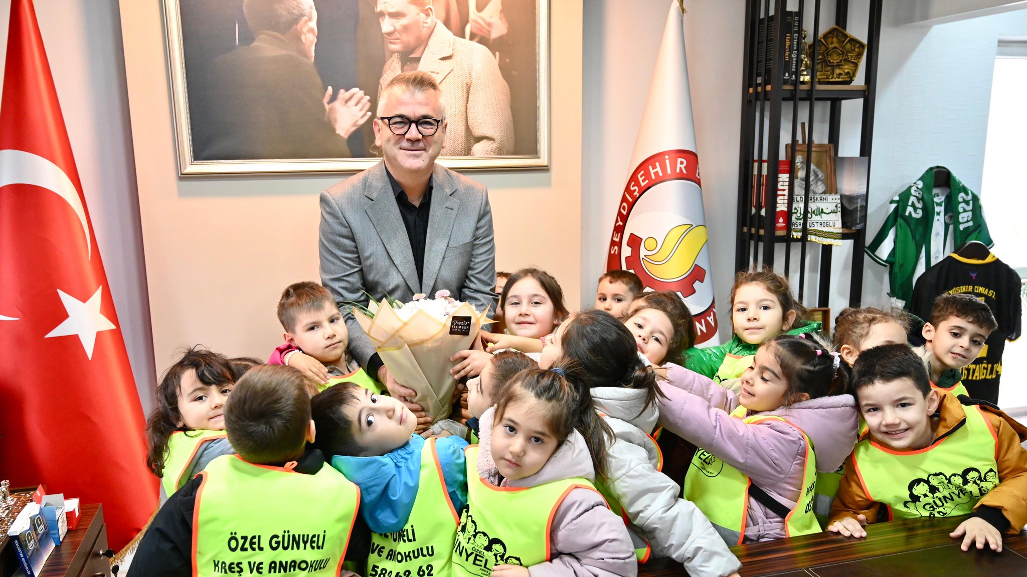 BAŞKAN USTAOĞLU, MİNİK MİSAFİRLERİNİ AĞIRLADI  - Görsel 5