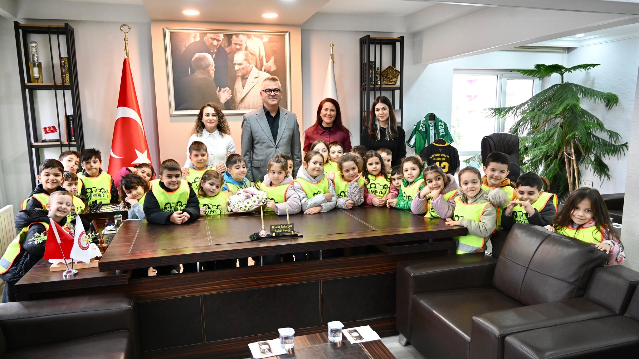 BAŞKAN USTAOĞLU, MİNİK MİSAFİRLERİNİ AĞIRLADI  - Görsel 6