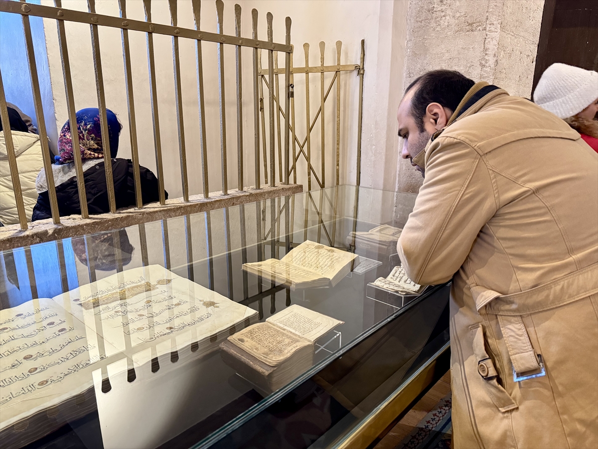 Mevlana, dünyanın farklı ülkelerinden gelen turistleri Konya'da buluşturuyor - Görsel 2