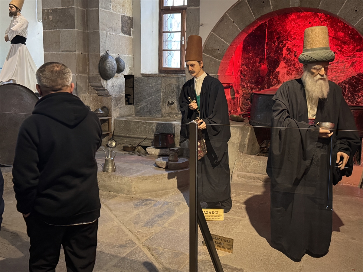 Mevlana, dünyanın farklı ülkelerinden gelen turistleri Konya'da buluşturuyor - Görsel 3