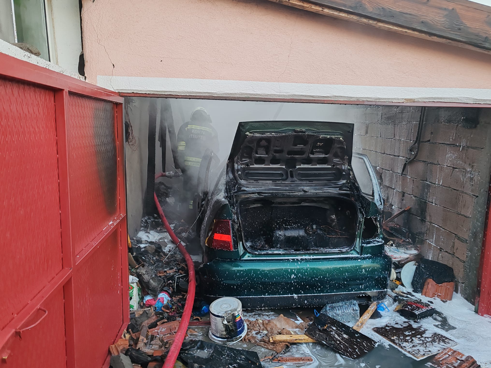 Seydişehir’de Garajda Çıkan Yangın Eve Sıçramadan Söndürüldü - Görsel 2