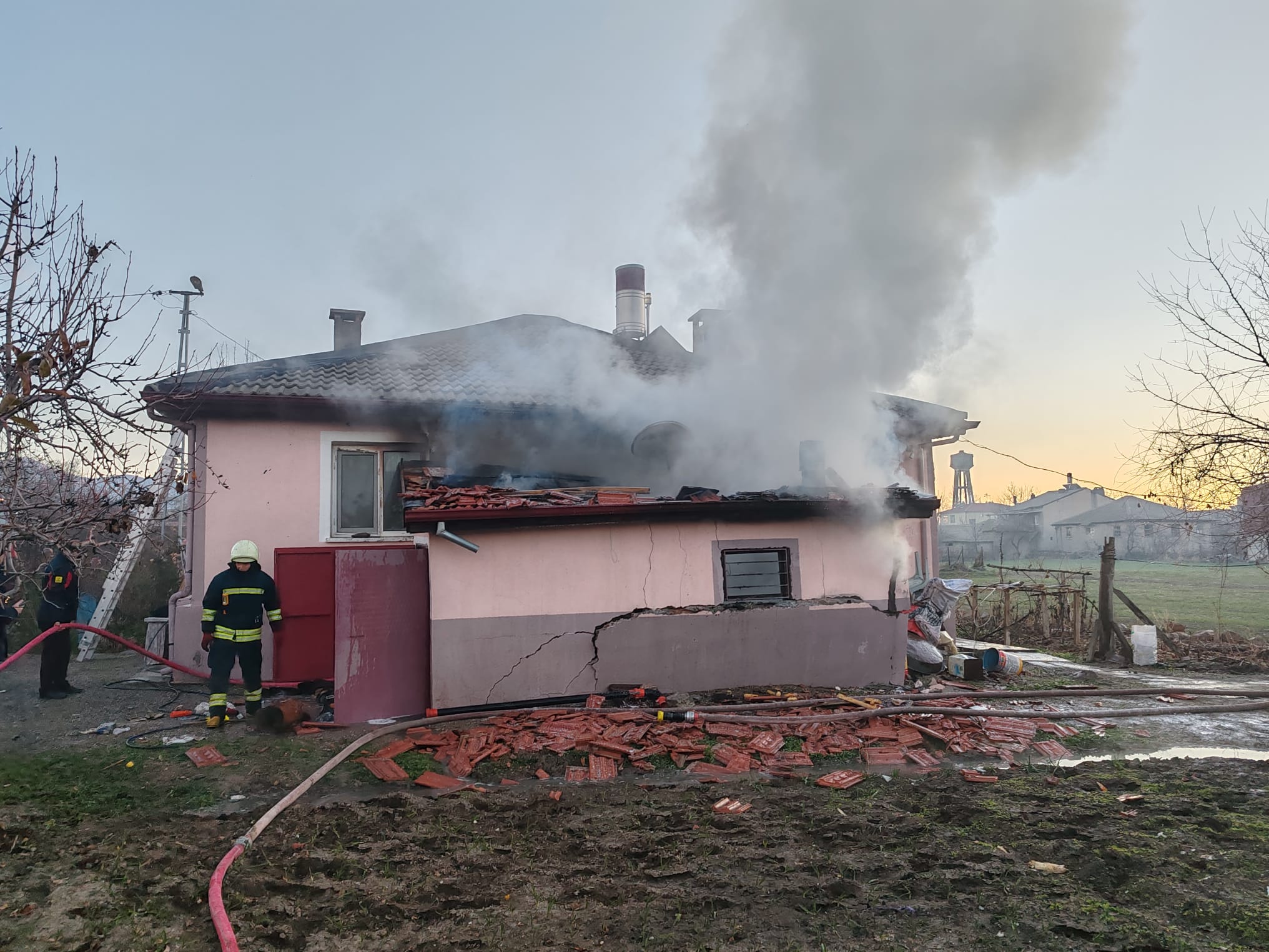 Seydişehir’de Garajda Çıkan Yangın Eve Sıçramadan Söndürüldü - Görsel 4