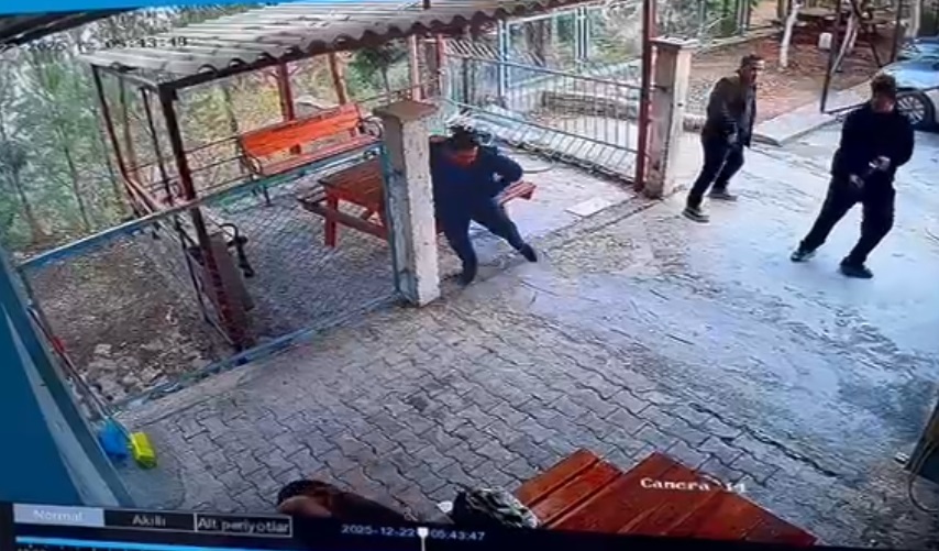  Mersinde Ortaokul öğrencisi, okul müdürünü tüfekle vurdu  Olay anı kamerada  - Görsel 1