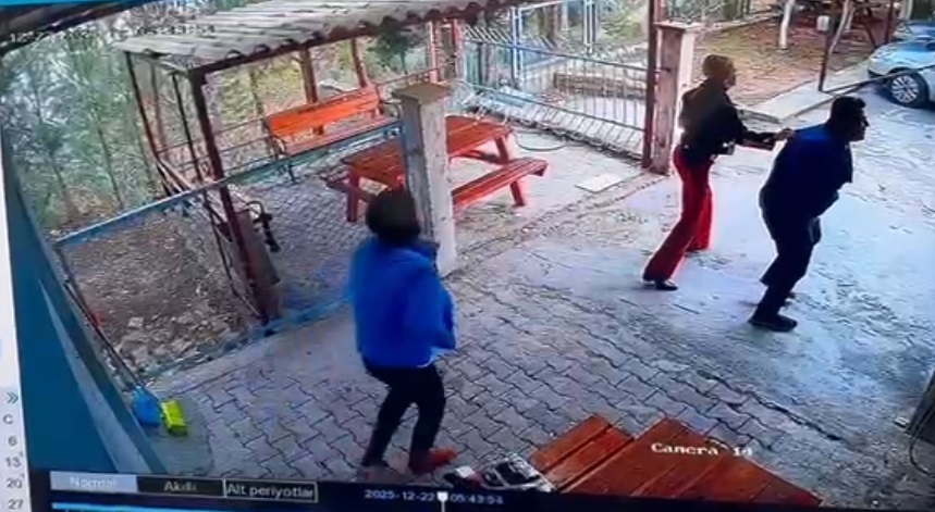  Mersinde Ortaokul öğrencisi, okul müdürünü tüfekle vurdu  Olay anı kamerada  - Görsel 2