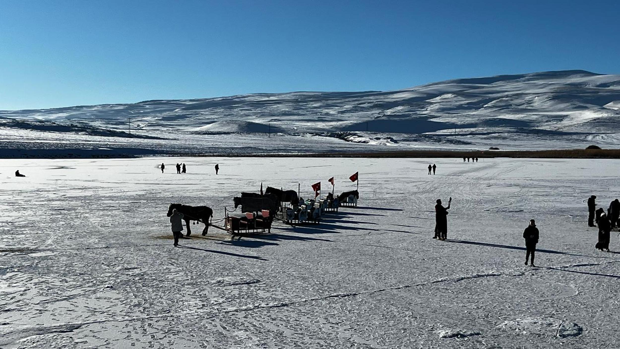 Çıldır Gölü'nde bir tarafta atlı kızak, bir tarafta buz pateni - Görsel 2