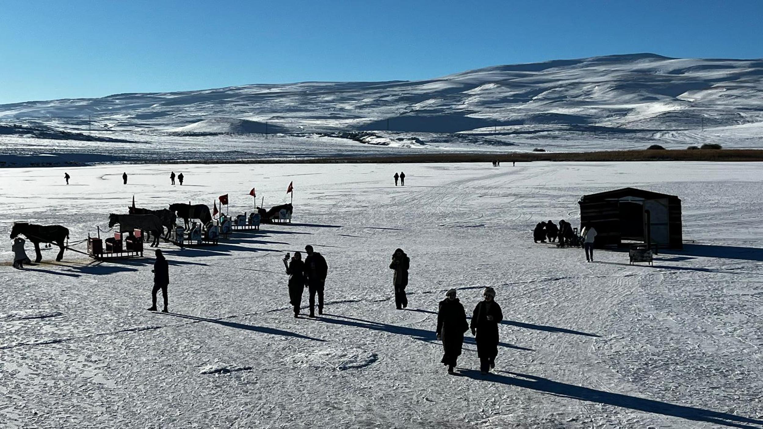 Çıldır Gölü'nde bir tarafta atlı kızak, bir tarafta buz pateni - Görsel 3