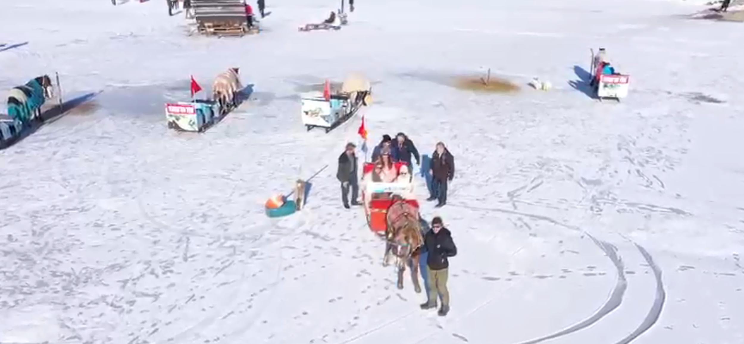 Çıldır Gölü'nde bir tarafta atlı kızak, bir tarafta buz pateni - Görsel 4