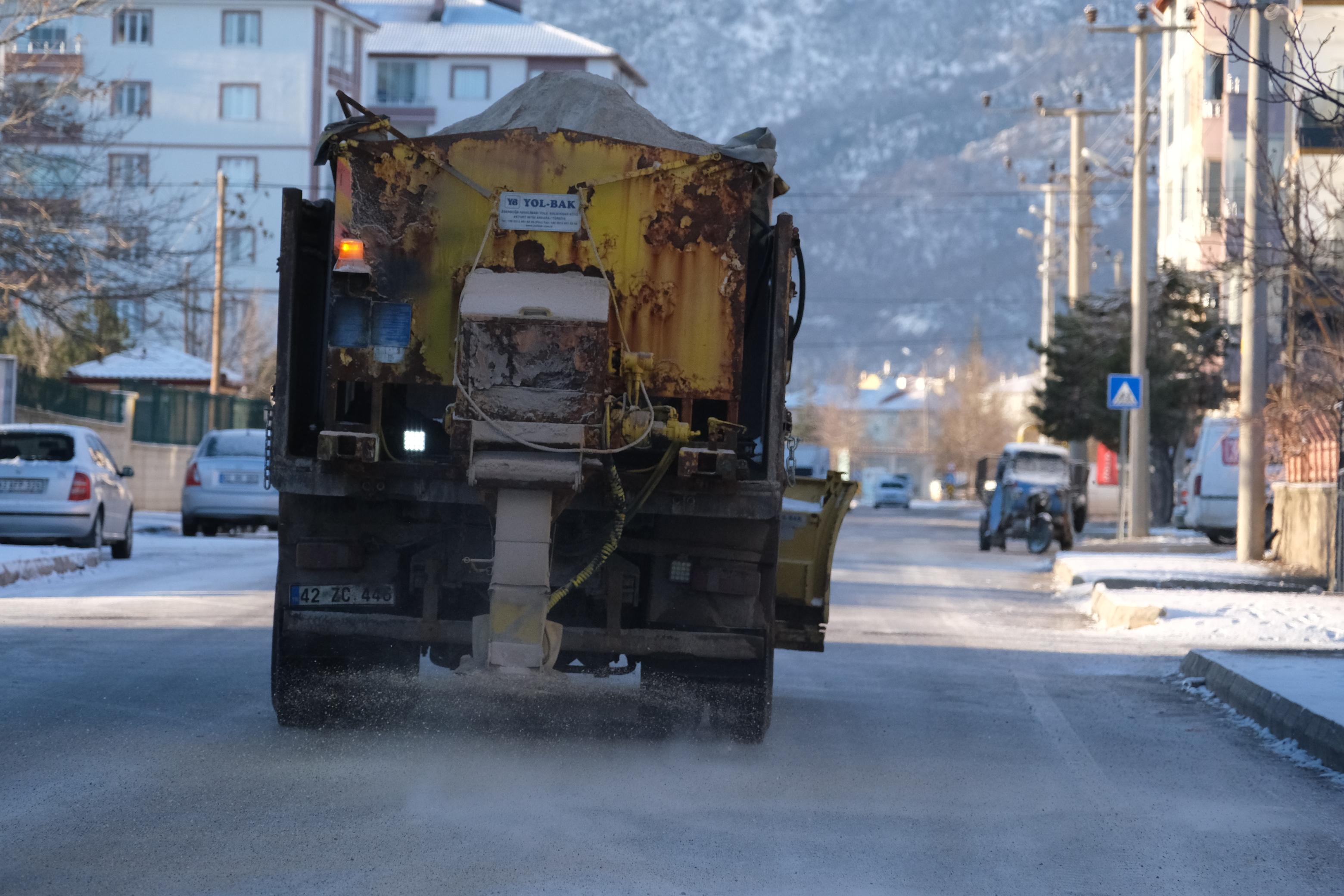 BELEDİYE EKİPLERİNDEN BUZLANMAYA KARŞI SOLÜSYON ÇALIŞMASI - Görsel 1
