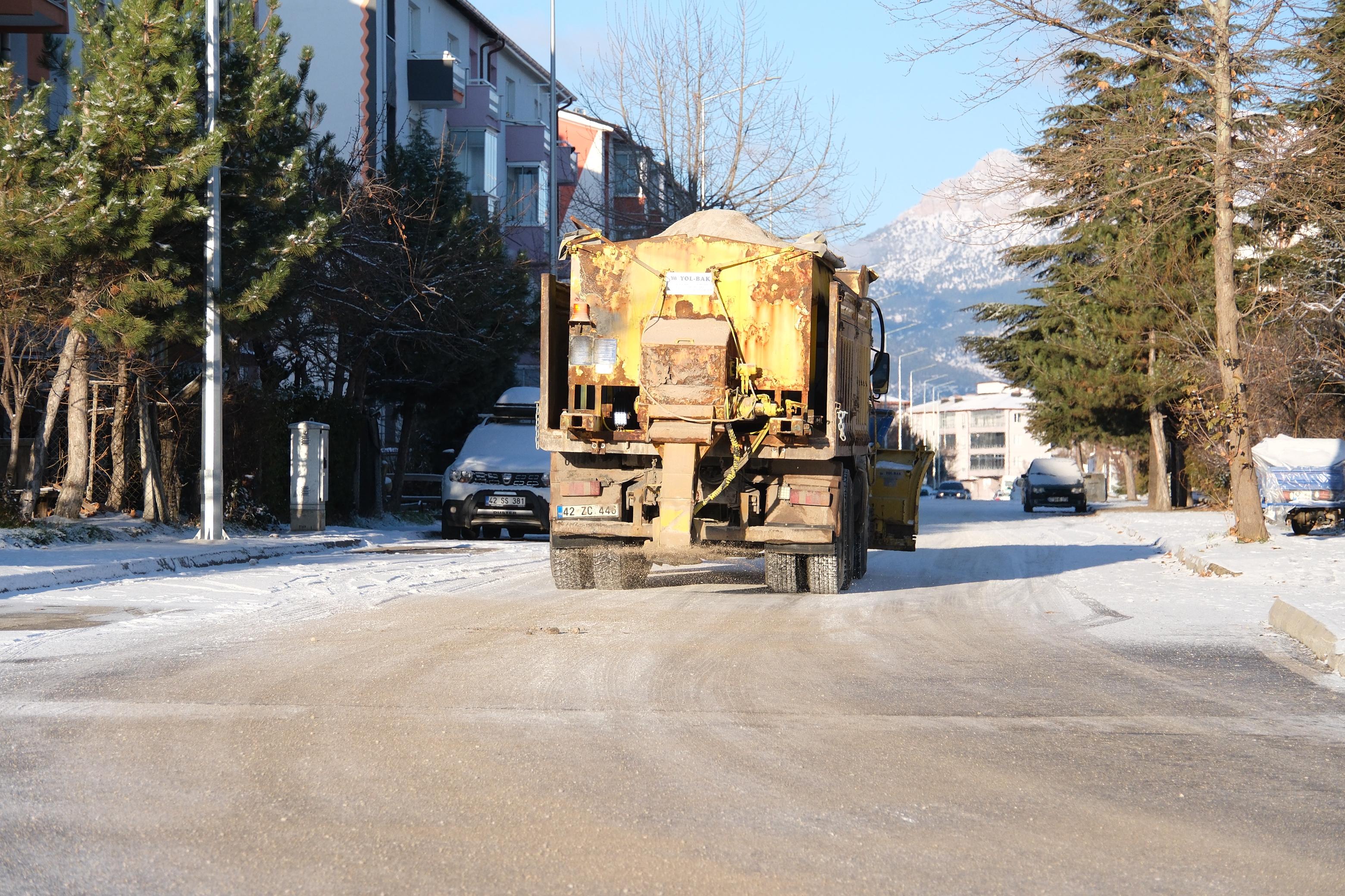 BELEDİYE EKİPLERİNDEN BUZLANMAYA KARŞI SOLÜSYON ÇALIŞMASI - Görsel 2