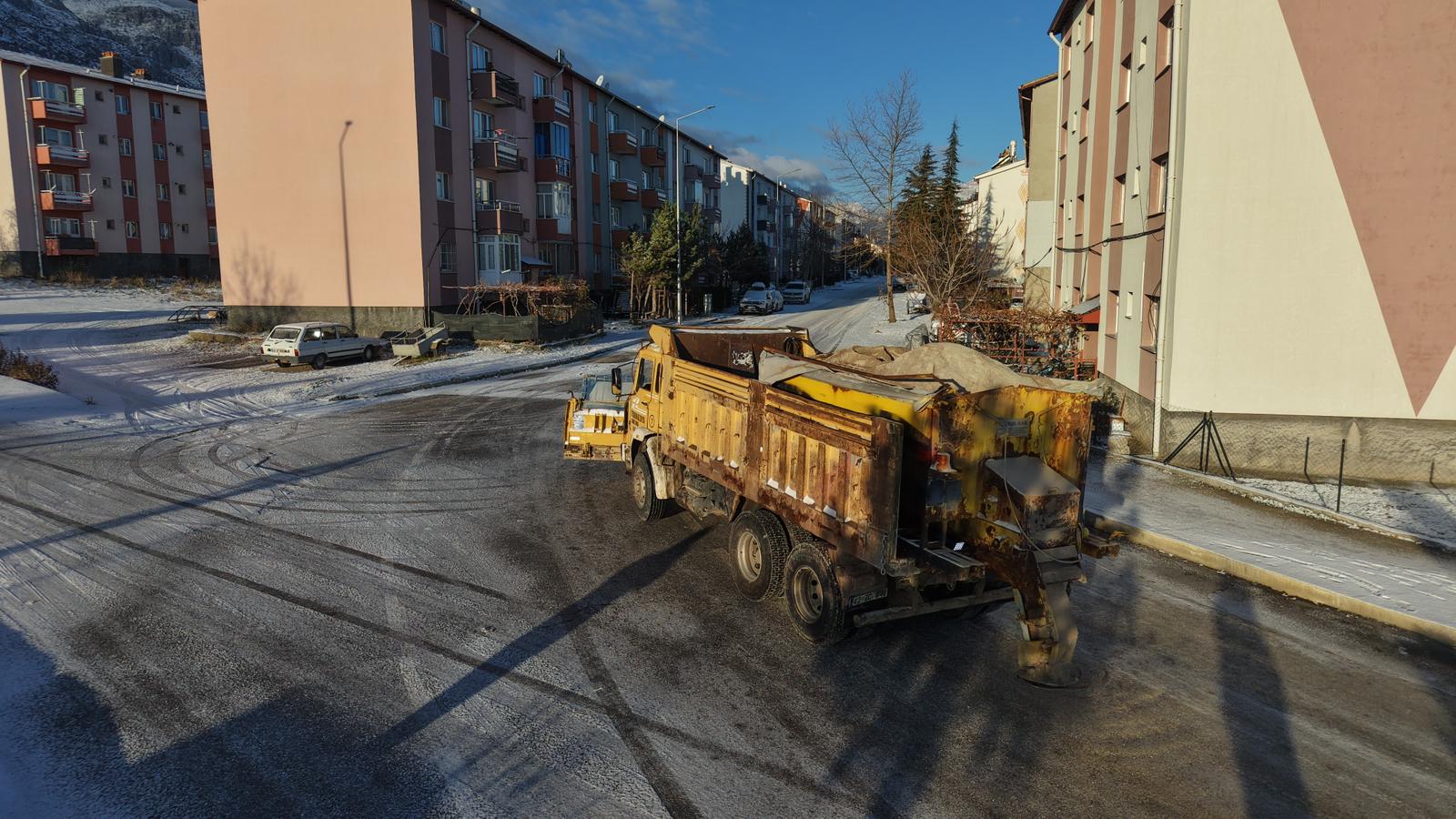 BELEDİYE EKİPLERİNDEN BUZLANMAYA KARŞI SOLÜSYON ÇALIŞMASI - Görsel 3