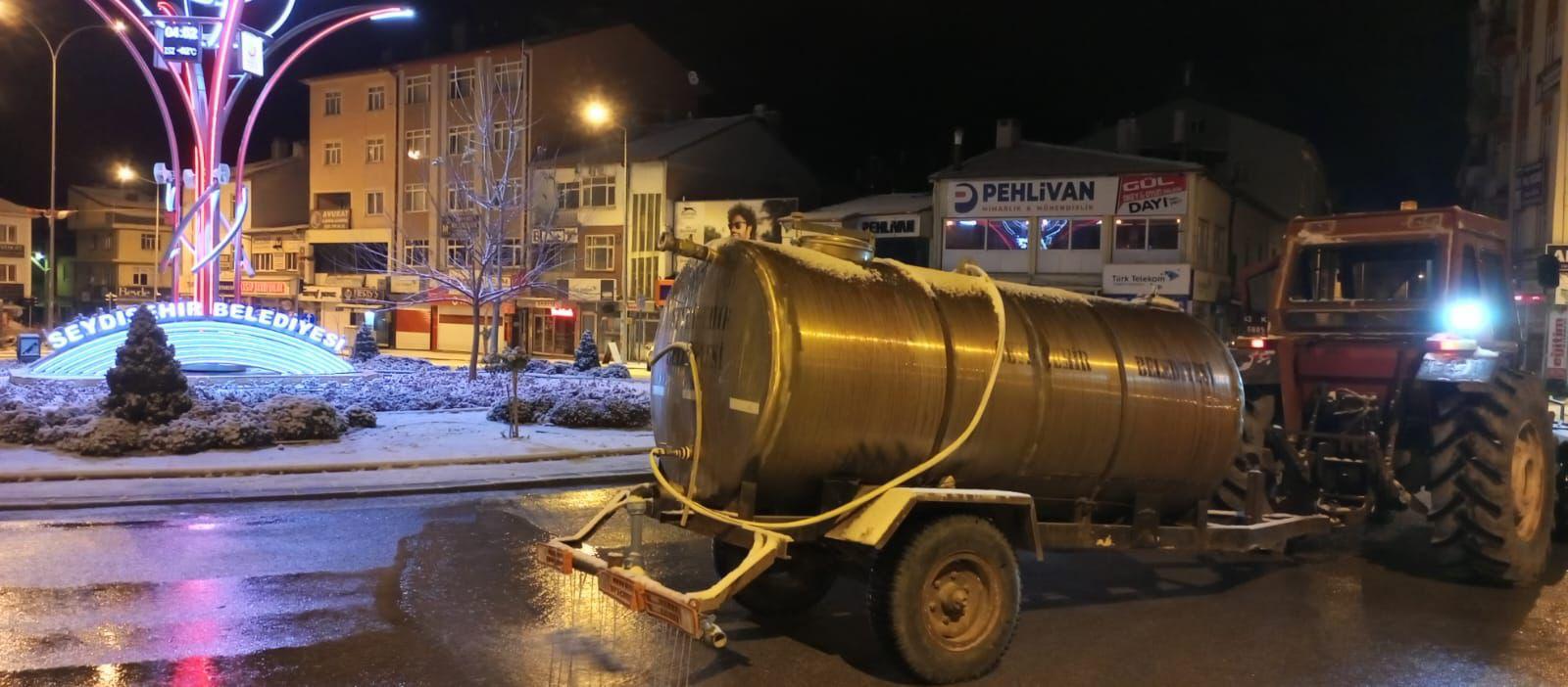 BELEDİYE EKİPLERİNDEN BUZLANMAYA KARŞI SOLÜSYON ÇALIŞMASI - Görsel 4