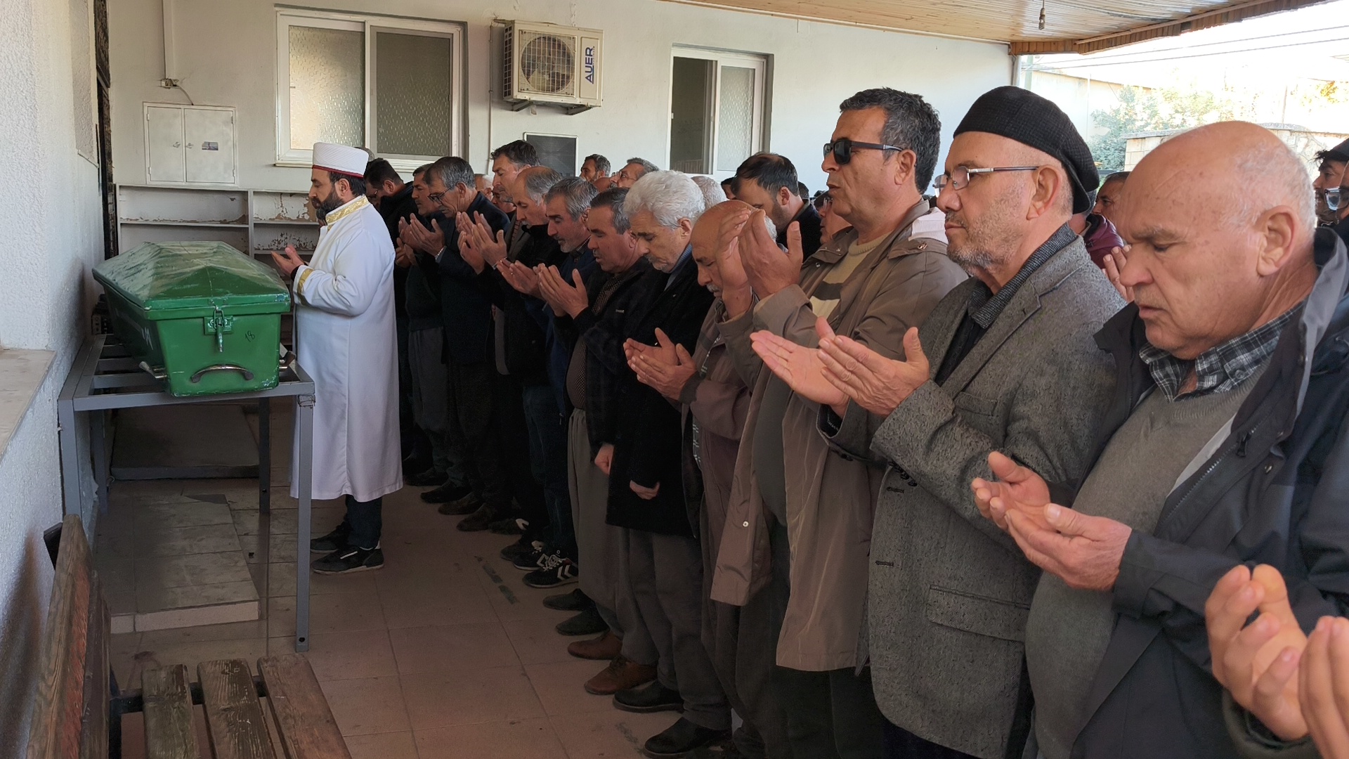 Trafik kazasında hayatını kaybeden genel cerrah, toprağa verildi - Görsel 1