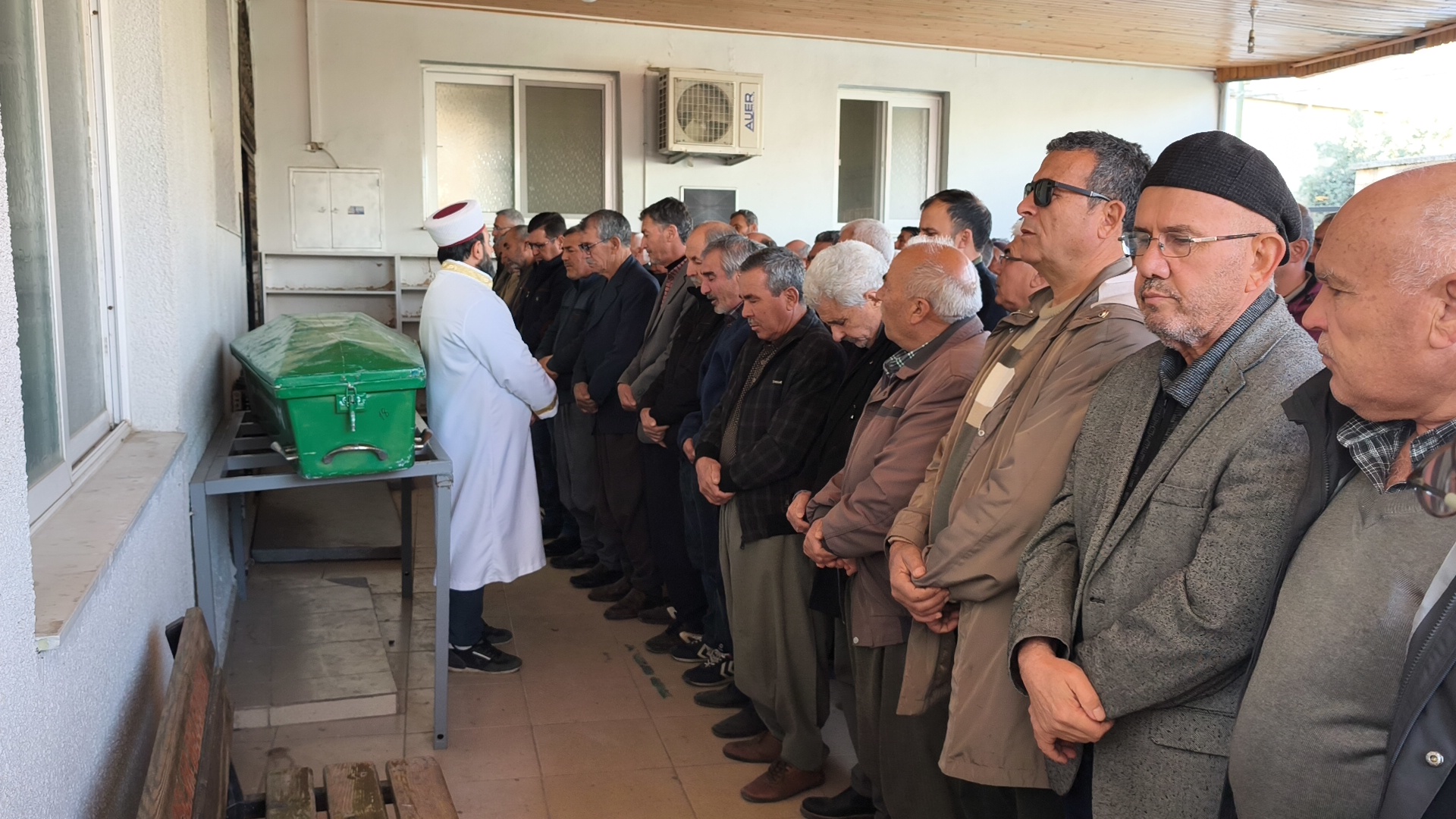 Trafik kazasında hayatını kaybeden genel cerrah, toprağa verildi - Görsel 2