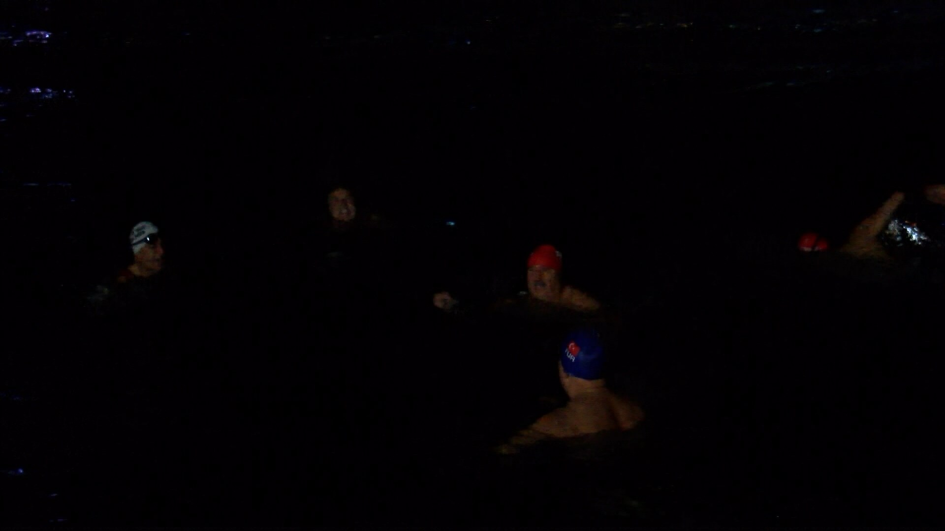 İstanbul - Fatih'te 2026'ya buz gibi suda yüzerek girdiler - Görsel 3