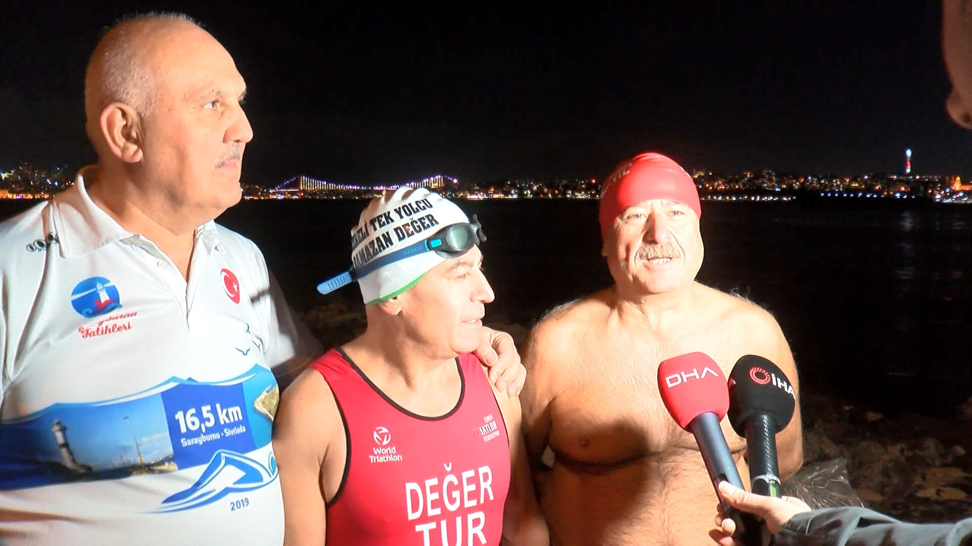 İstanbul - Fatih'te 2026'ya buz gibi suda yüzerek girdiler - Görsel 5