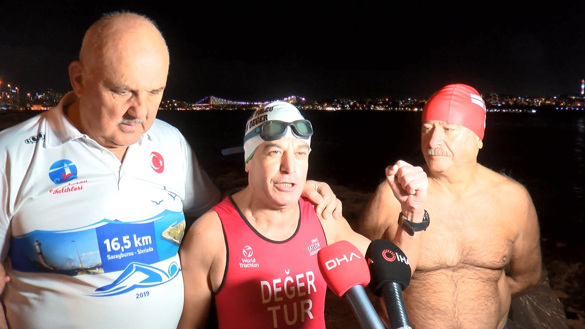 İstanbul - Fatih'te 2026'ya buz gibi suda yüzerek girdiler - Görsel 6