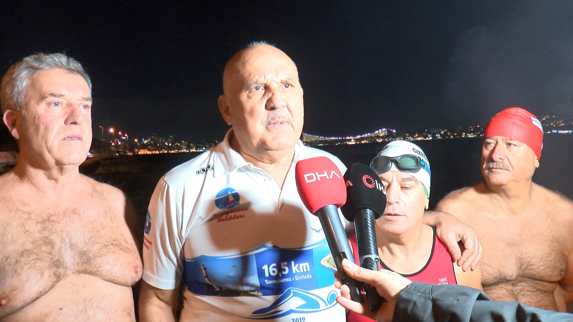 İstanbul - Fatih'te 2026'ya buz gibi suda yüzerek girdiler - Görsel 8