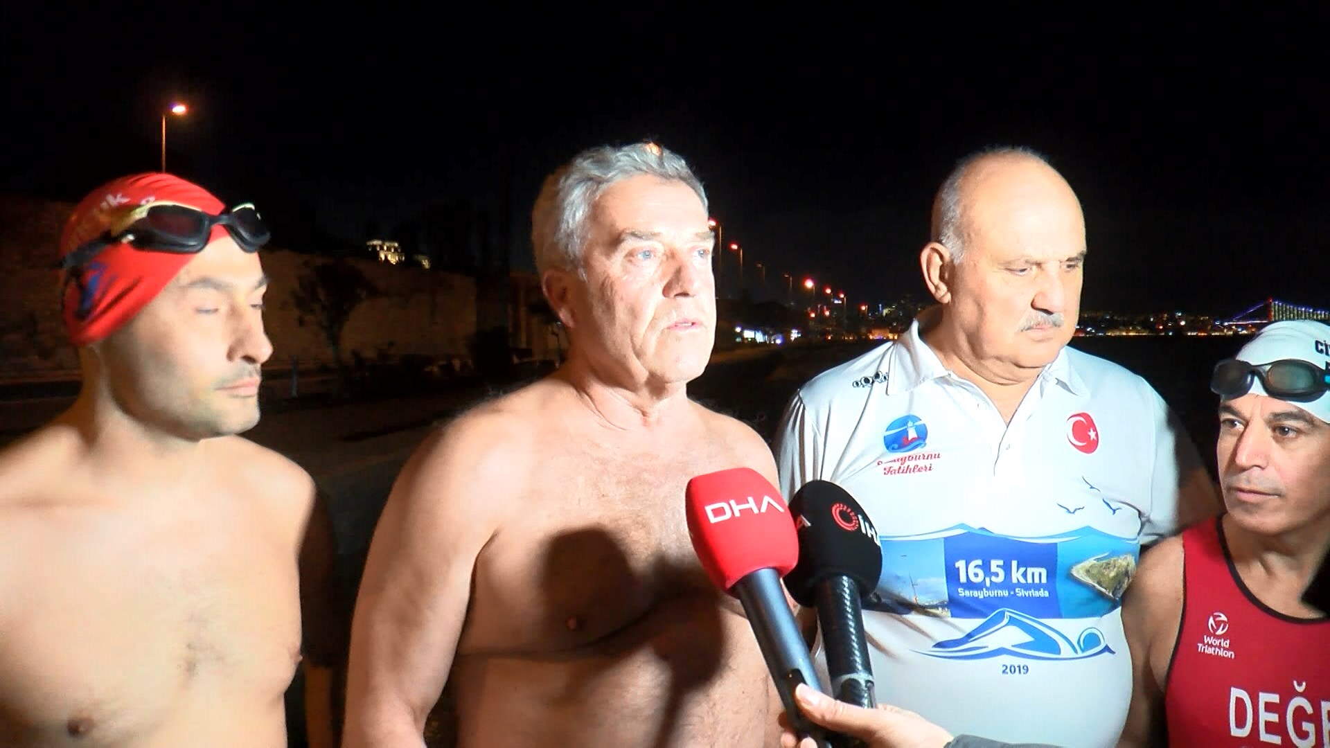 İstanbul - Fatih'te 2026'ya buz gibi suda yüzerek girdiler - Görsel 9