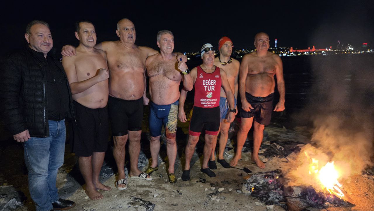 İstanbul - Fatih'te 2026'ya buz gibi suda yüzerek girdiler - Görsel 10