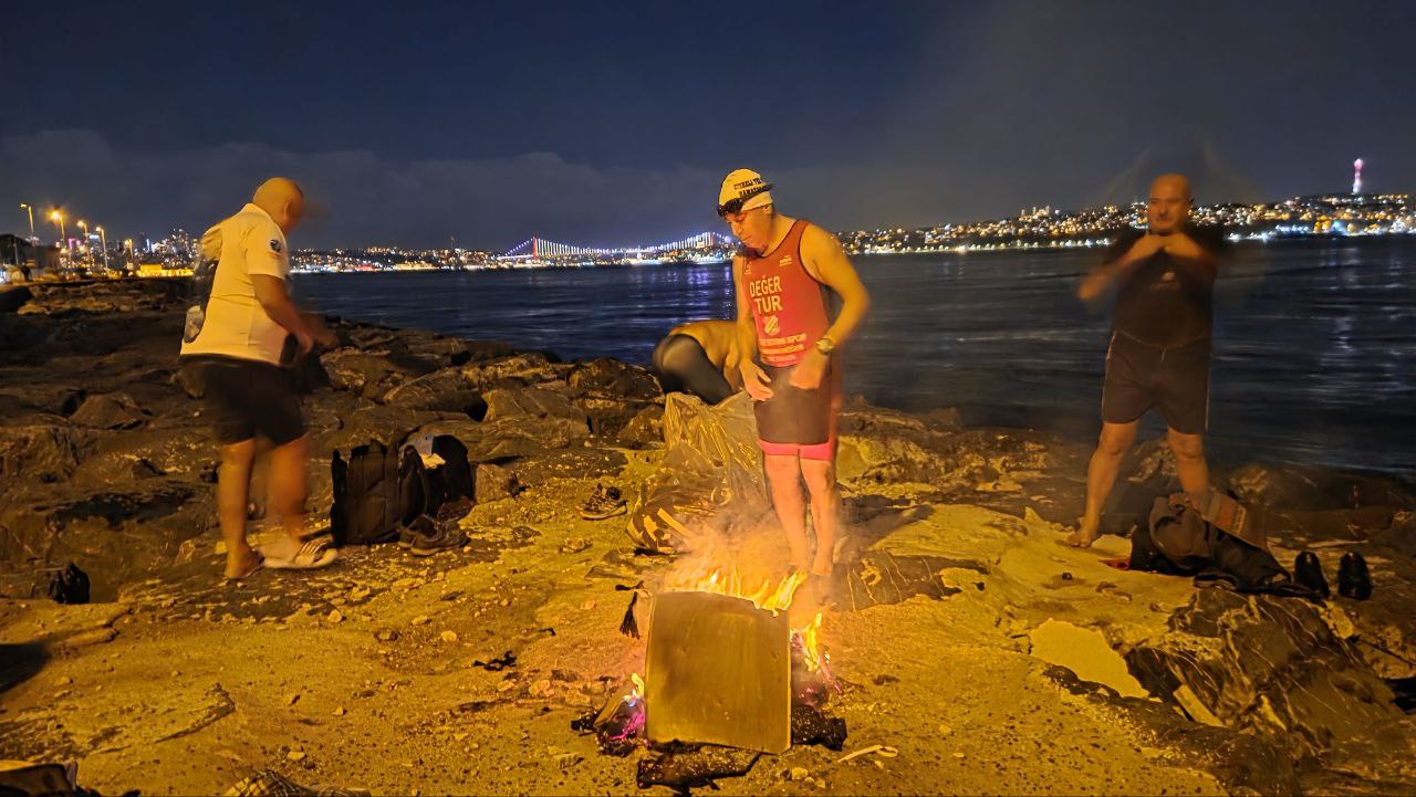 İstanbul - Fatih'te 2026'ya buz gibi suda yüzerek girdiler - Görsel 11