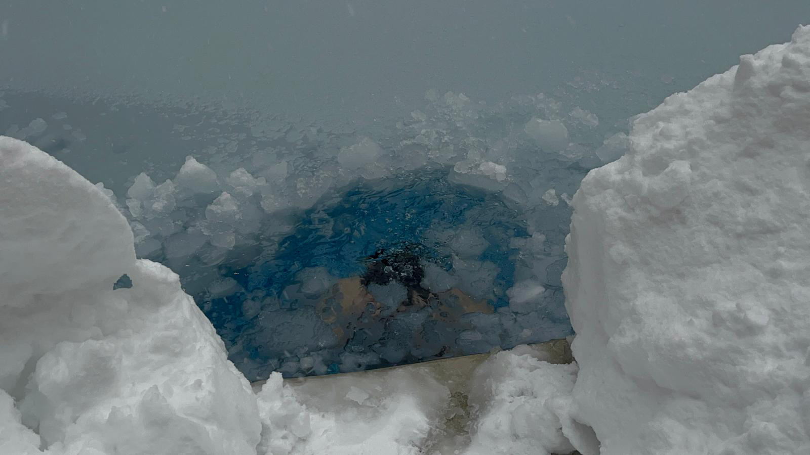 Eksi 10 derecede buz gibi suya girdi - Görsel 2