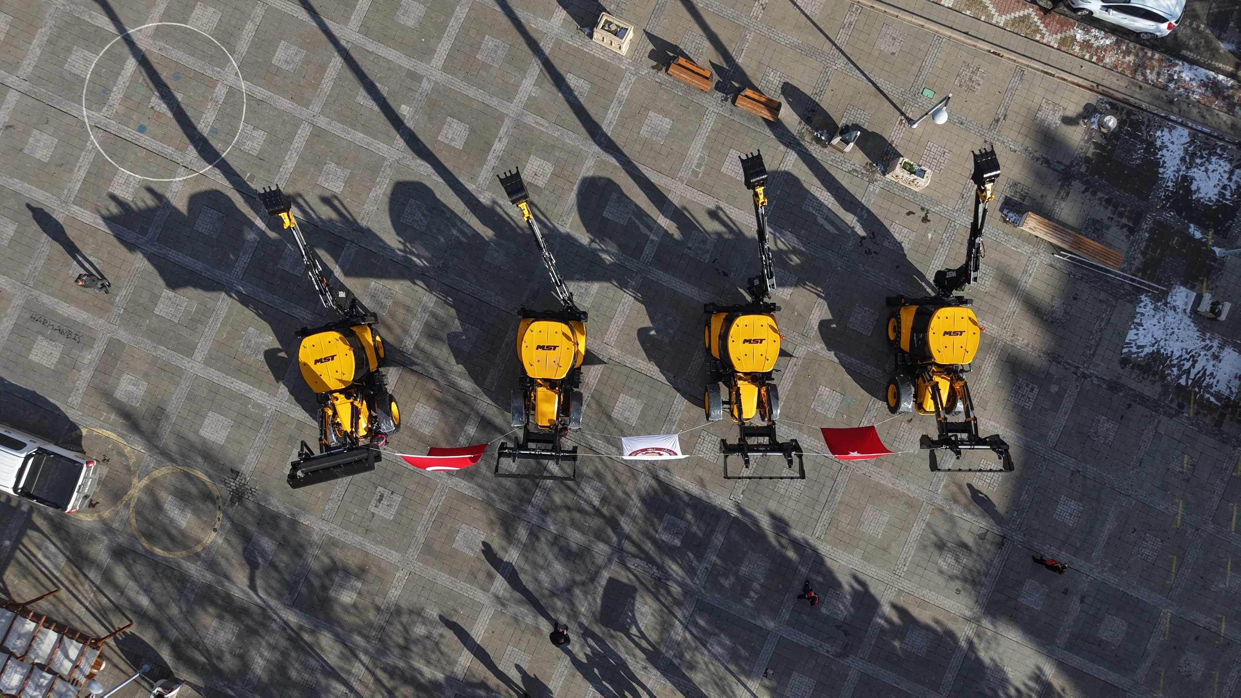 BELEDİYE ENVANTERİNE 4 ADET İŞ MAKİNASI KAZANDIRILDI - Görsel 1