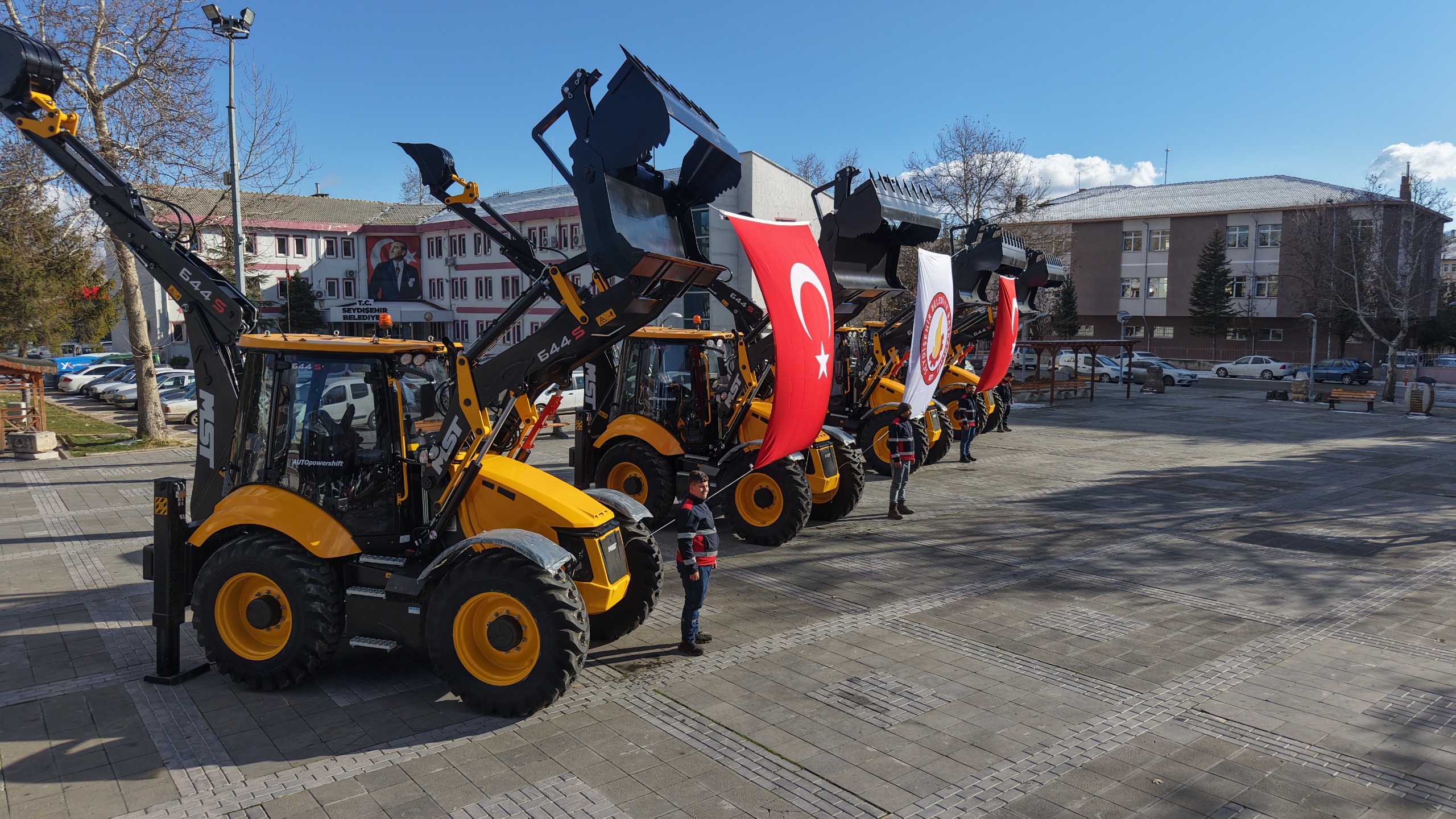 BELEDİYE ENVANTERİNE 4 ADET İŞ MAKİNASI KAZANDIRILDI - Görsel 2