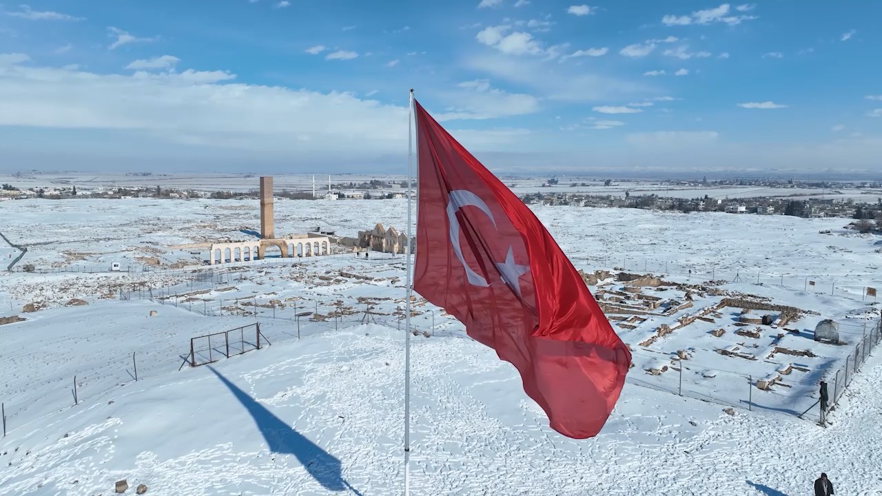 Harran'ın konik kubbeli evlerinde kar manzarası - Görsel 1