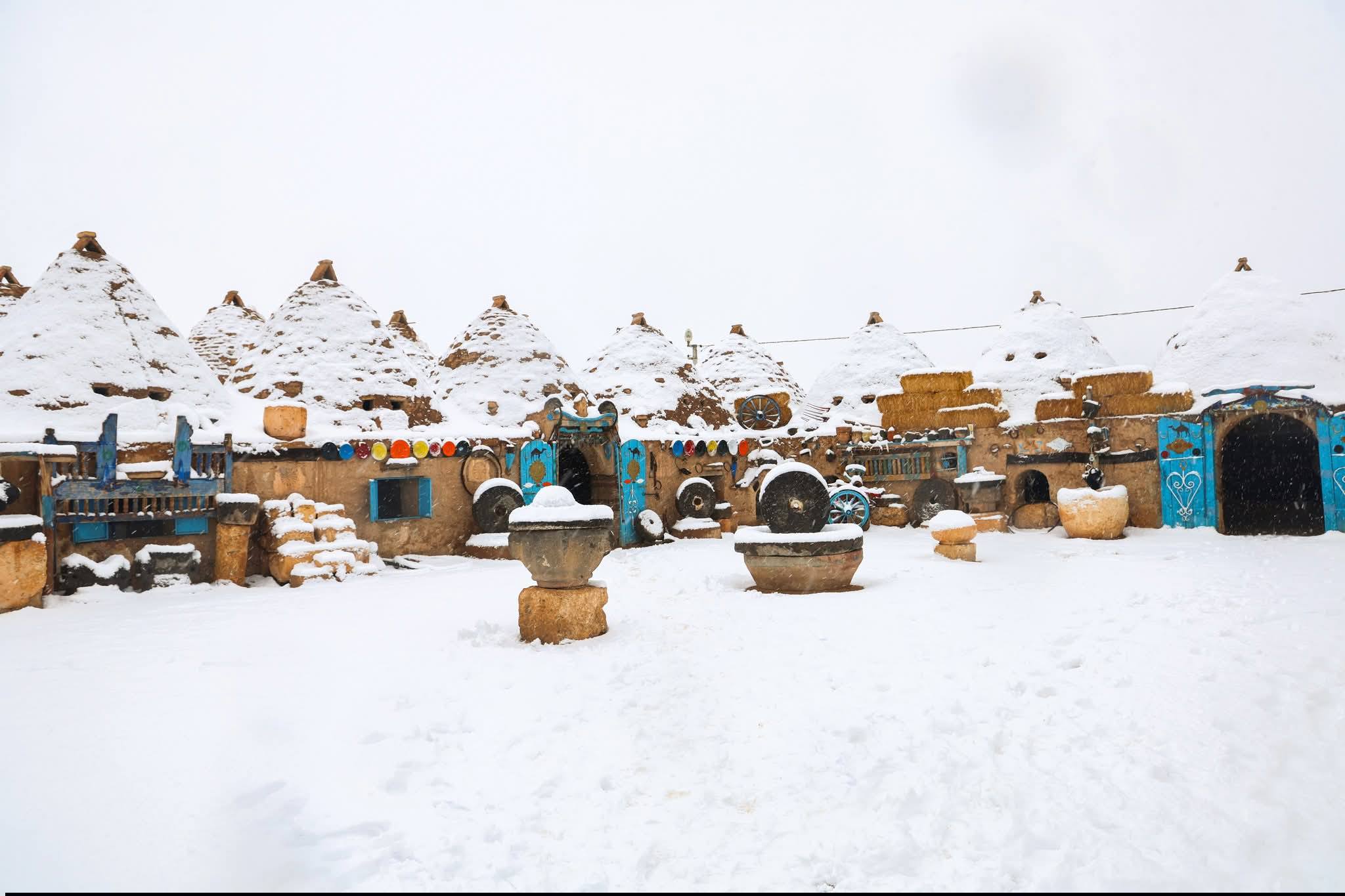 Harran'ın konik kubbeli evlerinde kar manzarası - Görsel 2