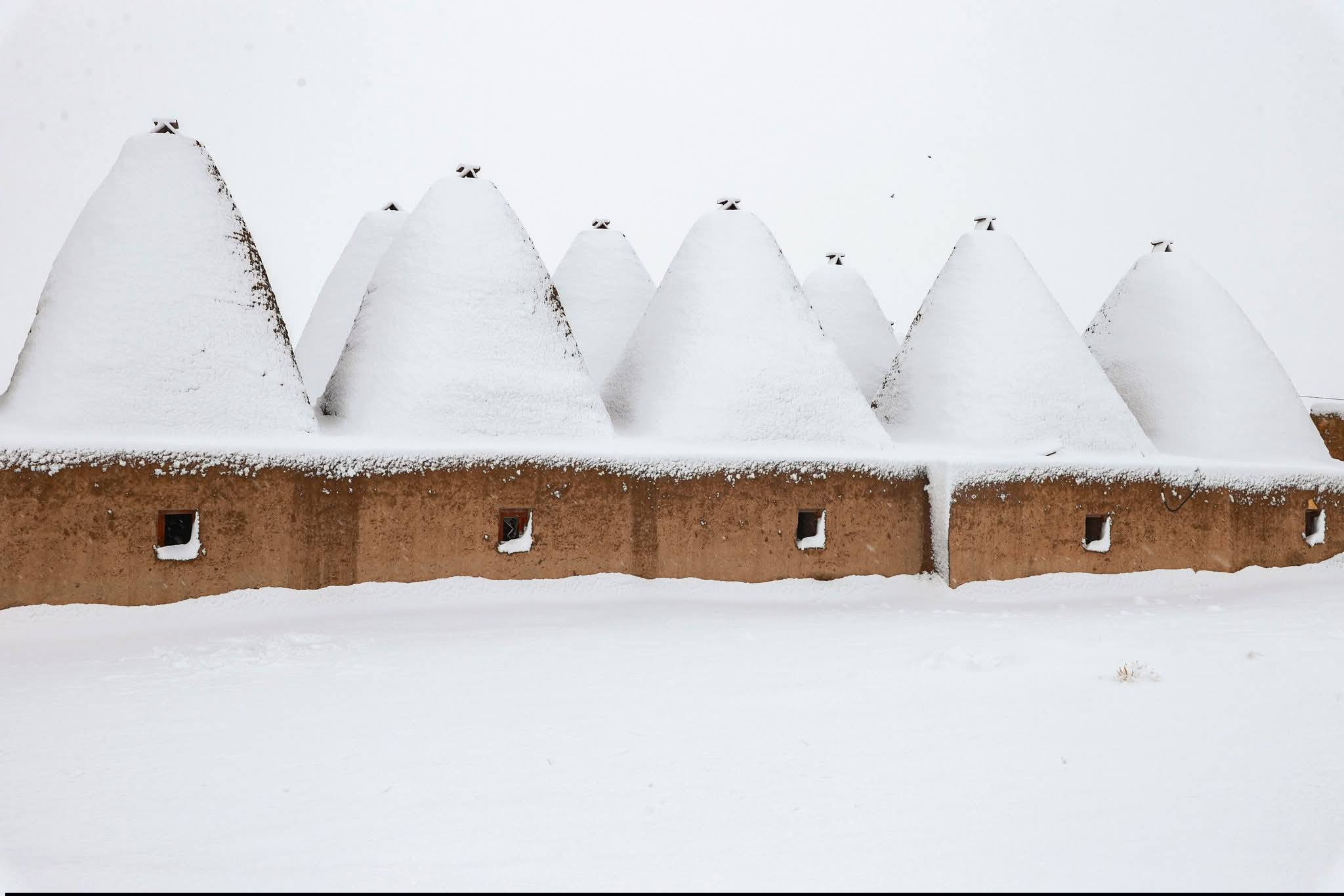 Harran'ın konik kubbeli evlerinde kar manzarası - Görsel 3