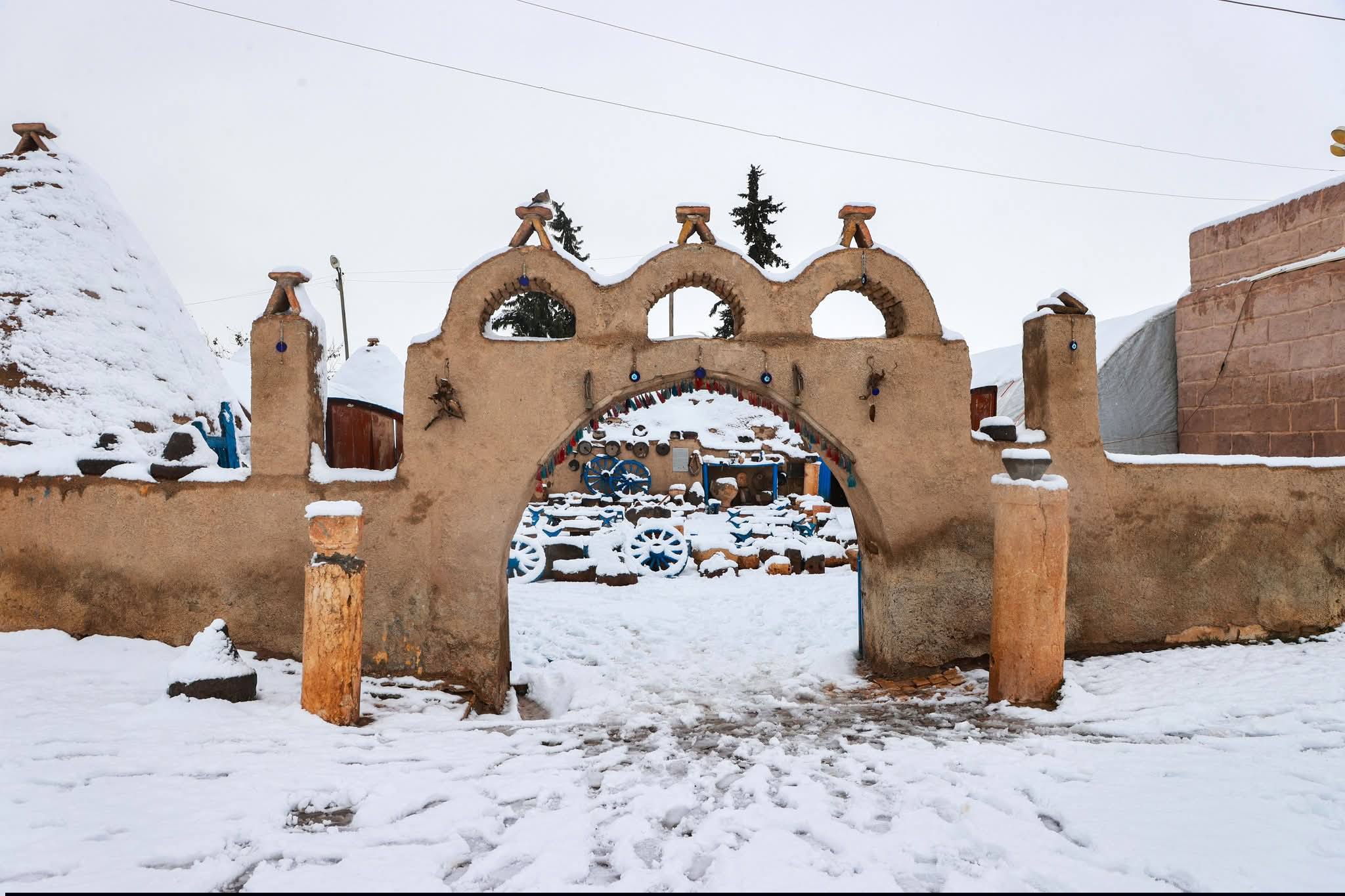 Harran'ın konik kubbeli evlerinde kar manzarası - Görsel 9