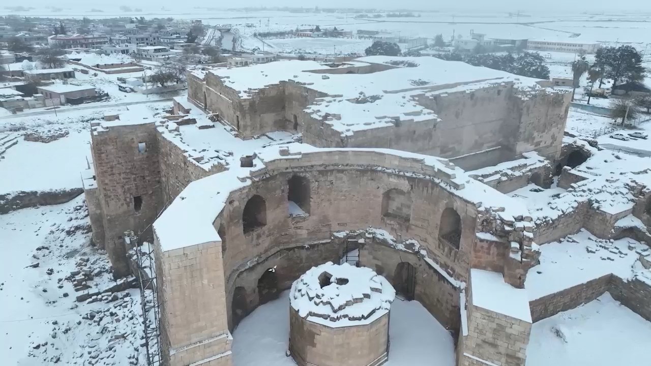 Harran'ın konik kubbeli evlerinde kar manzarası - Görsel 11