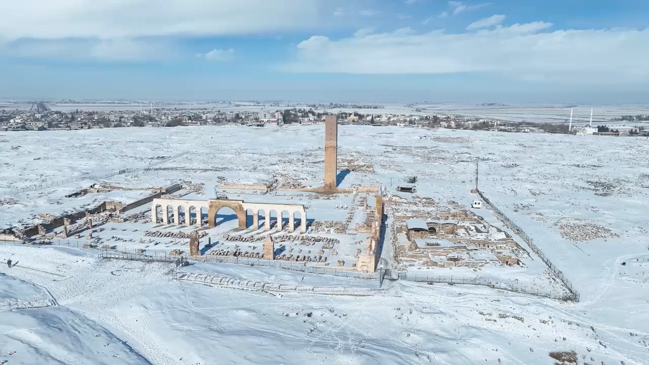Harran'ın konik kubbeli evlerinde kar manzarası - Görsel 12
