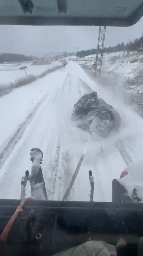 KONYADA Askere gidecek gençlerin karda eğlencesi kamerada - Görsel 1