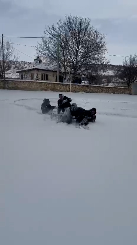 KONYADA Askere gidecek gençlerin karda eğlencesi kamerada - Görsel 2