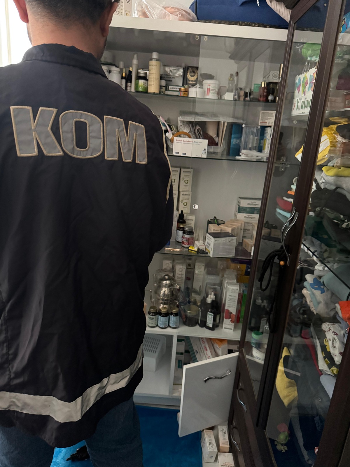 KONYA’DA EVDE KAÇAK KLİNİK OPERASYONU: BİNLERCE TIBBİ MALZEME ELE GEÇİRİLDİ - Görsel 1