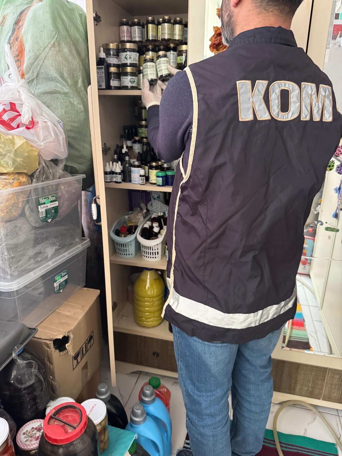 KONYA’DA EVDE KAÇAK KLİNİK OPERASYONU: BİNLERCE TIBBİ MALZEME ELE GEÇİRİLDİ - Görsel 4