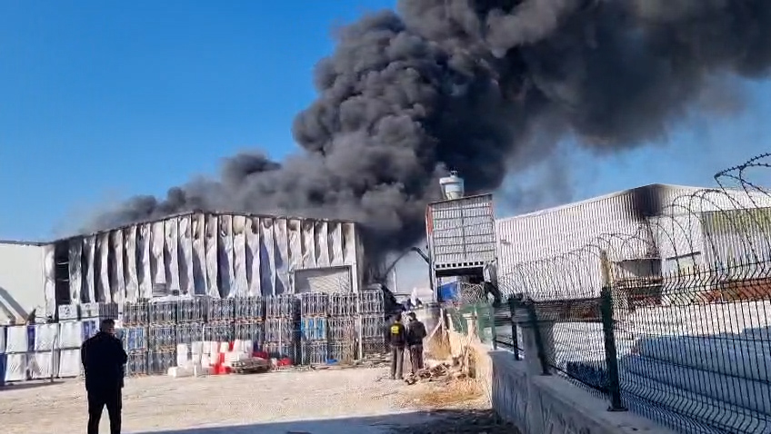 Konya'da fabrika deposu yandı; siyah duman gökyüzünü kapladı - Görsel 2