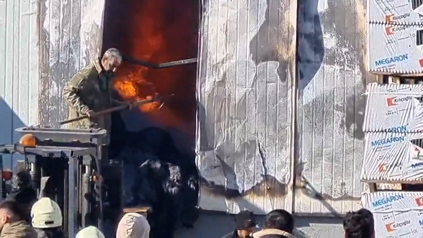 Konya'da fabrika deposu yandı; siyah duman gökyüzünü kapladı - Görsel 6